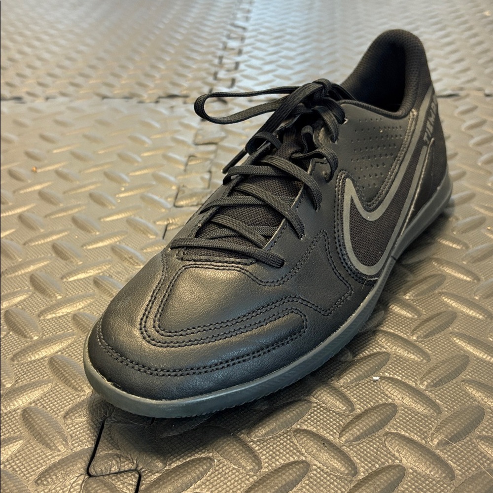 Nike Tiempo Men’s soccer shoes size 9